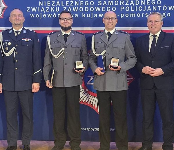 Dzielnicowi z nakielskiej komendy wyróżnieni „Kryształowym Sercem”-32010
