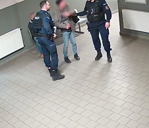 Złodzieje alkoholu i telefonu zatrzymani na dworcu w Złotowie-32136
