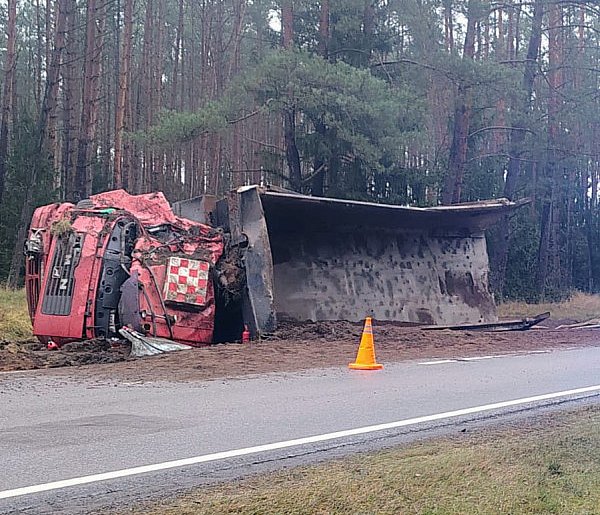 DK-25: Ciężarówka Man typu "łódka" zjechała z jezdni i przewróciła się do rowu-32304