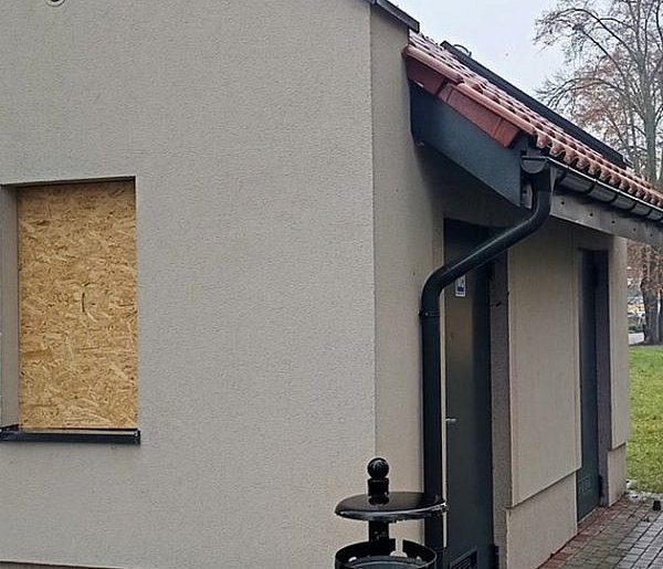 Złotów: Wybił szybę w miejskiej toalecie, teraz za to odpowie-32352