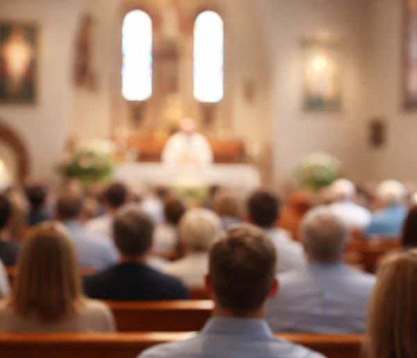 Ilu Polaków naprawdę chodzi do kościoła? Jedna statystyka szokuje-32418