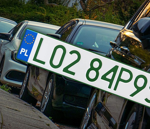 Tablice z zielonymi napisami na kolejnych autach. Nie chodzi o "elektryki"-32650