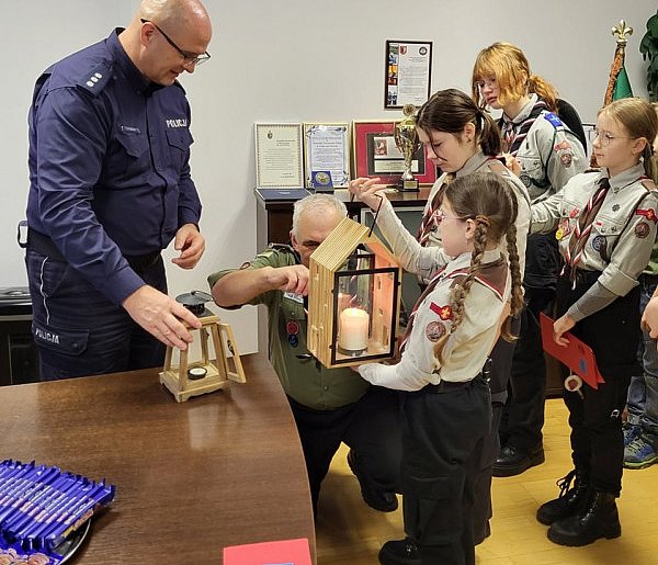 Nakło nad Notecią: Betlejemskie światełko dla nakielskiej policji-32671