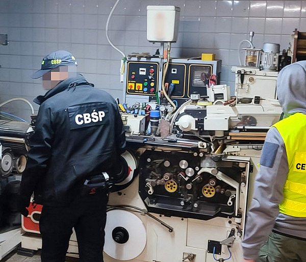 Kujawsko-pomorskie/ Służby zlikwidowały nielegalną fabrykę papierosów-33013