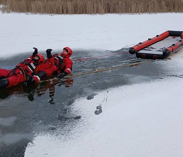 Złotów: Zamarznięte stawy, jeziora i rzeki zawsze są niebezpieczne-33040