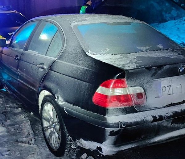 Niesprawne BMW blokowało ruch przed wiaduktem w Złotowie. Zatrzymano też kierowcę-33268