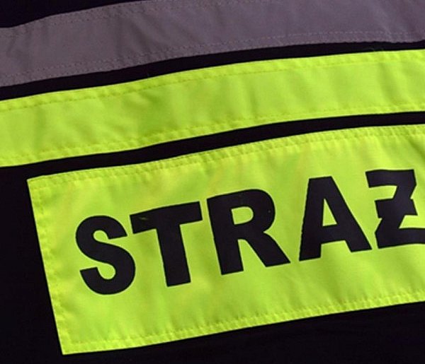 Pociągi uderzyły w auto. Pociąg i samochód w płomieniach