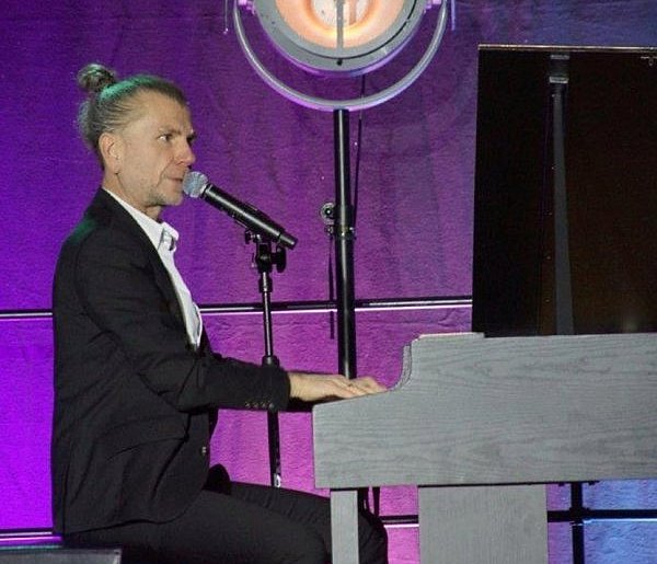 Dzień Kobiet w Mroczy z Adamem Snopkiem