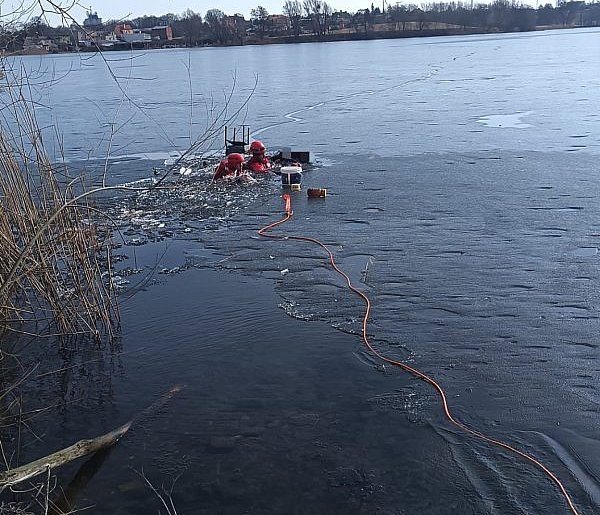 Wyścig z czasem w Człuchowie. Pod mężczyzną załamał się lód