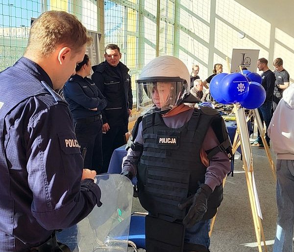 Policjanci na „Drzwiach otwartych” w sępoleńskim liceum