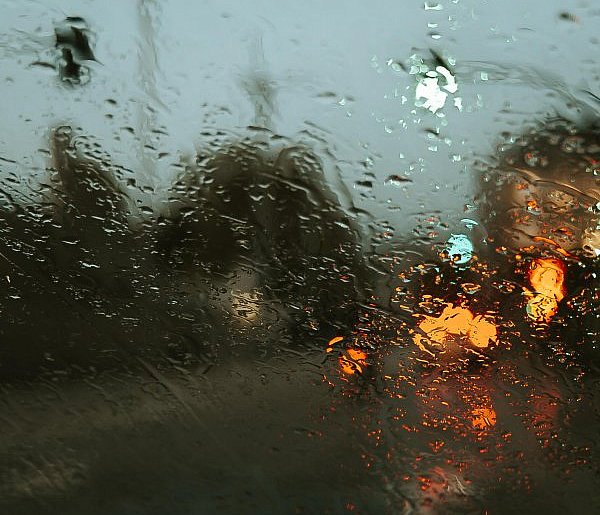 Możliwe intensywne opady deszczu na zachodzie Polski - jutro odprawa w RCB poświęc