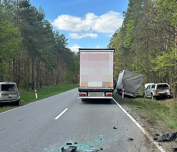 Wypadek z udziałem trzech pojazdów na DK10