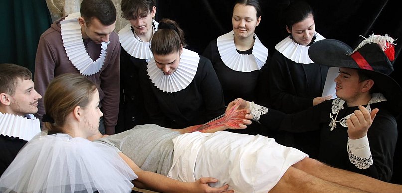 Sypniewo: Igraszki ze sztuką w ZSCKR - wystawa żywych obrazów 2 [FOTO]