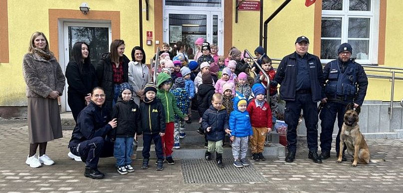 Gmina Człuchów: Dzielnicowy i przewodnik psa służbowego z wizytą u przedszkolaków