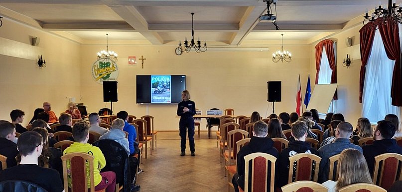 Sępólno / Więcbork: Policjantki zachęcały maturzystów do wstąpienia w szeregi Poli