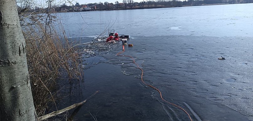 Wyścig z czasem w Człuchowie. Pod mężczyzną załamał się lód