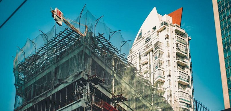 Ile kosztuje wynajem dźwigu w Polsce i od czego naprawdę zależy cena?