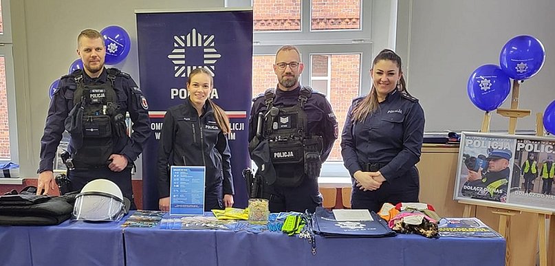 Policjanci promowali zawód podczas drzwi otwartych w więcborskim ogólniaku
