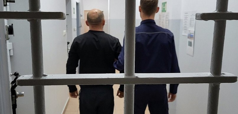 Recydywista zatrzymany w Nakle. Pijany kierowca z dożywotnim zakazem trafił do are