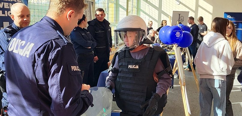 Policjanci na „Drzwiach otwartych” w sępoleńskim liceum