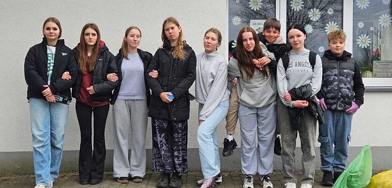 Wąwelno: Uczniowie ruszyli w teren. Akcja „Sprzątamy dla Polski” na Dzień Ziemi