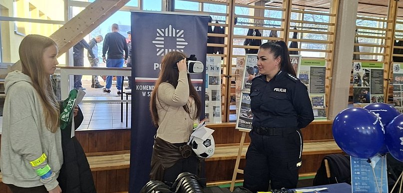 Policjanci na drzwiach otwartych w Zespole Szkół Ponadpodstawowych w Sępólnie Kraj
