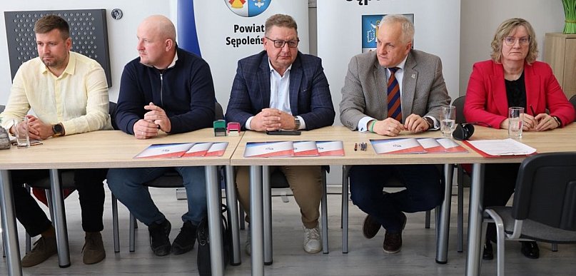 Powiat Sępoleński: Uroczyste podpisanie umów na modernizację budynku przy Alei 600