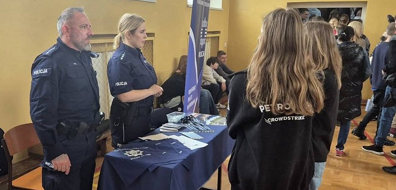 Koronowscy policjanci promowali służbę w Policji wśród uczniów koronowskiego liceu