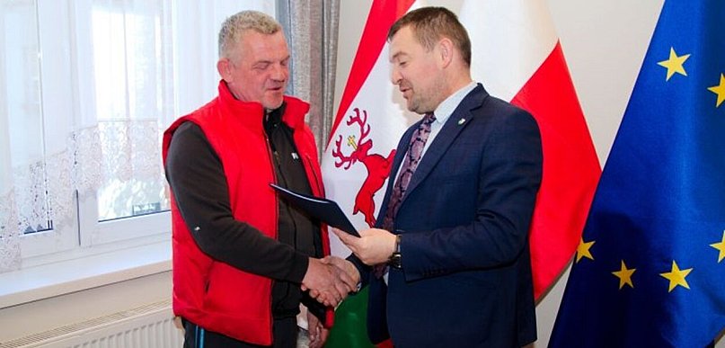 Podpisanie umowy na modernizację hali sportowej w Wyrzysku