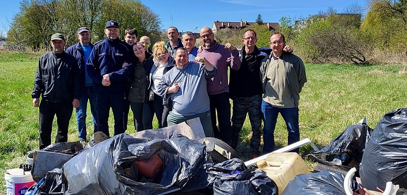 Policjanci z Więcborka sprzątają tereny zielone z okazji Dnia Ziemi