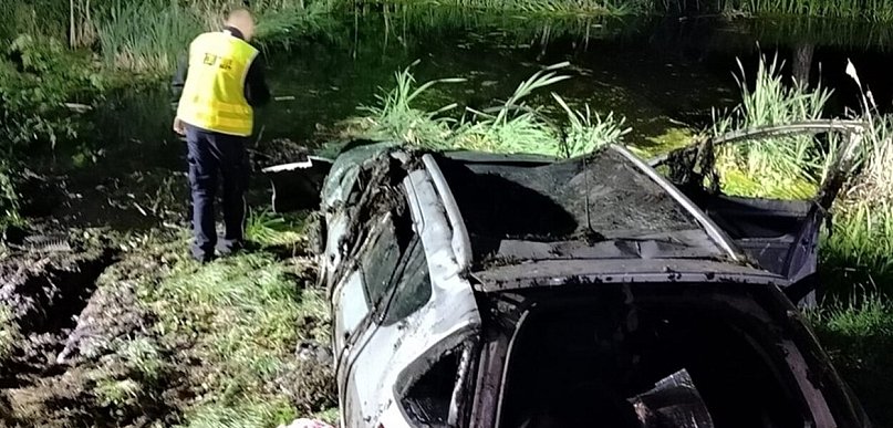Tragiczny wypadek w kujawsko-pomorskim. Nie żyją dwie osoby po tym, jak auto wpad