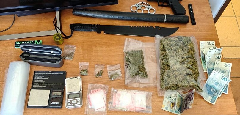 Nakło nad Notecią: Prawie ćwierć kilograma narkotyków w samochodzie