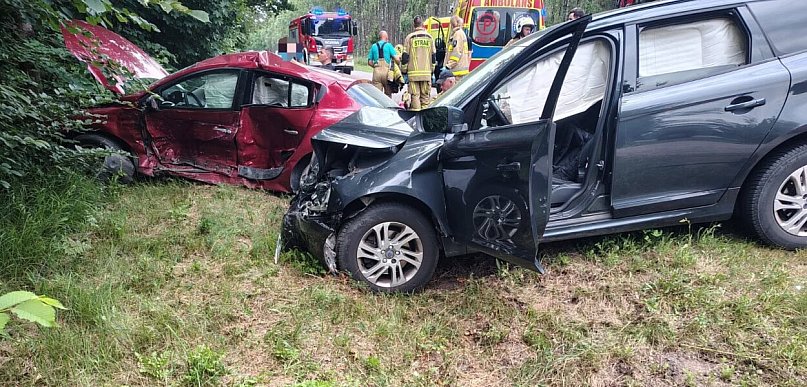 Dramatyczne zderzenie w powiecie człuchowskim: Sześć osób w szpitalu, lądował śmig