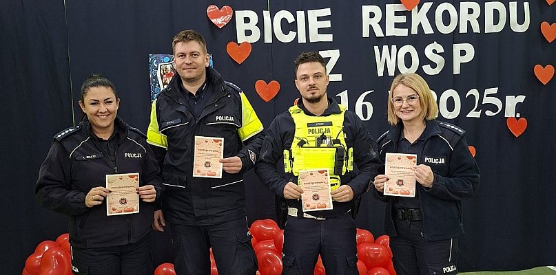 Mundurowi z Sępólna Krajeńskiego włączyli się w akcję bicia rekordu w udzielaniu p - 30936