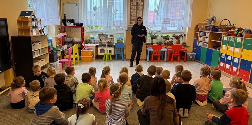 Dzielnicowa Posterunku Policji w Zakrzewie z wizytą u przedszkolaków - 31373
