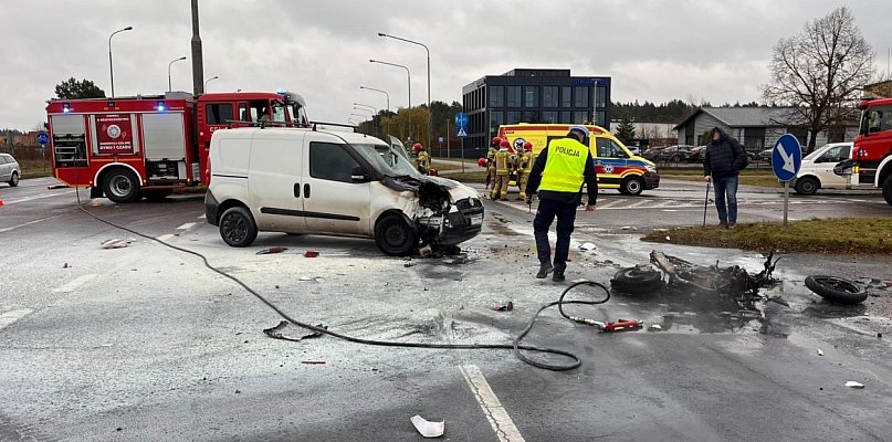 Piła: Zderzenie samochodu osobowego z motocyklem. Jednoślad stanął w płomieniach - 31778