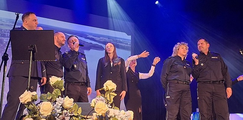 Sępólno Krajeńskie: Policyjny koncert „Partnerstwo z Mundurem – Dźwięki Wdzięcznoś - 32100