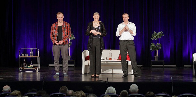 Za nami pełen śmiechu wieczór z komedią "Żona do adopcji"! - 32121