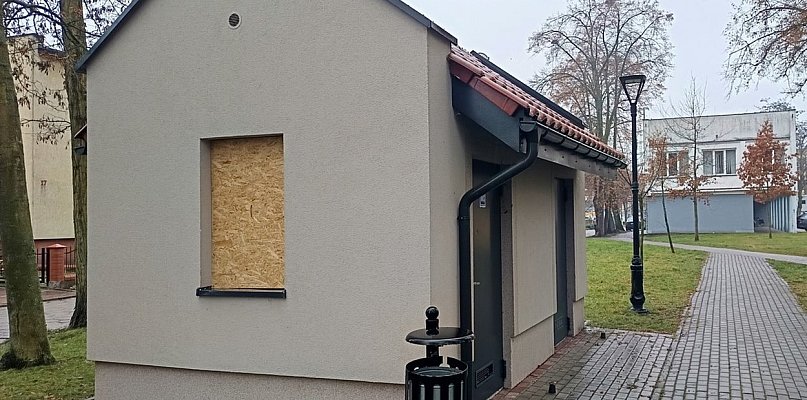 Złotów: Wybił szybę w miejskiej toalecie, teraz za to odpowie - 32352
