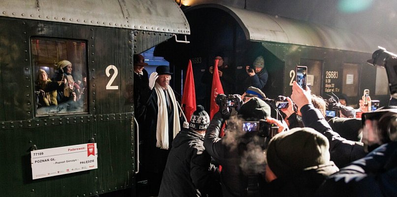 Wiwat Paderewski! Tłum mieszkańców na inscenizacji przybycia polityka i kompozytor - 32729