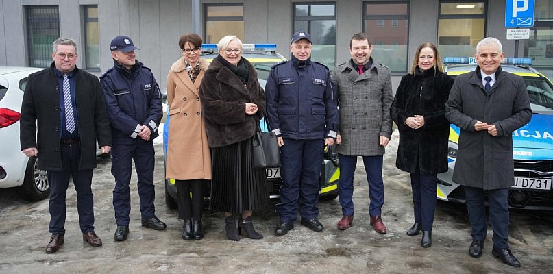 Nowy radiowóz dla Komisariatu Policji w Wyrzysku dzięki wsparciu samorządów Łobżen