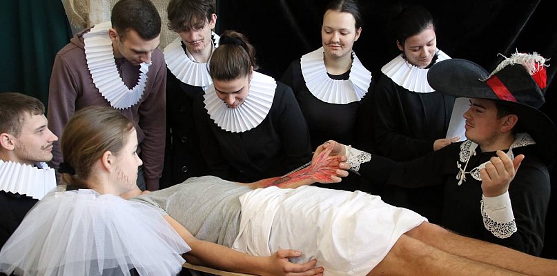 Sypniewo: Igraszki ze sztuką w ZSCKR - wystawa żywych obrazów 2 [FOTO]