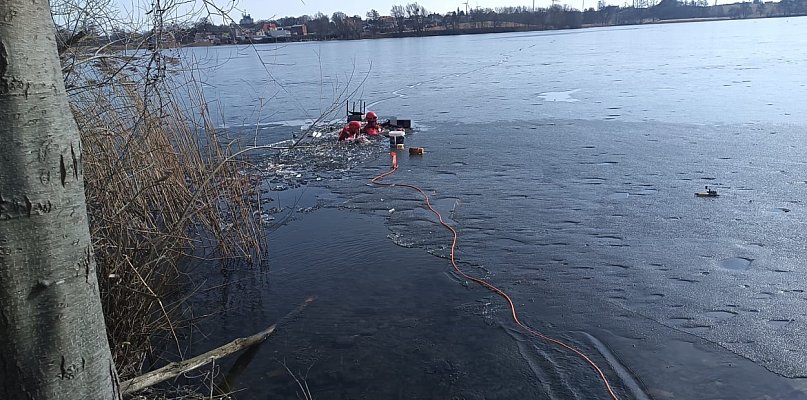 Wyścig z czasem w Człuchowie. Pod mężczyzną załamał się lód