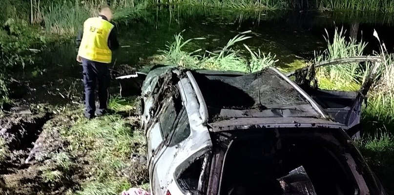 Tragiczny wypadek w kujawsko-pomorskim. Nie żyją dwie osoby po tym, jak auto wpad