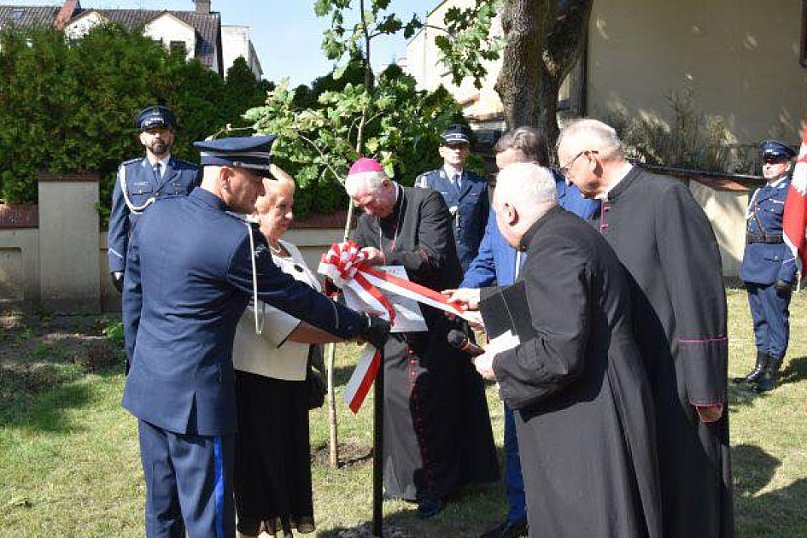 Człuchów: Posadzenie Dębu Pamięci ku czci policjantów zamordowanych w Katyniu
