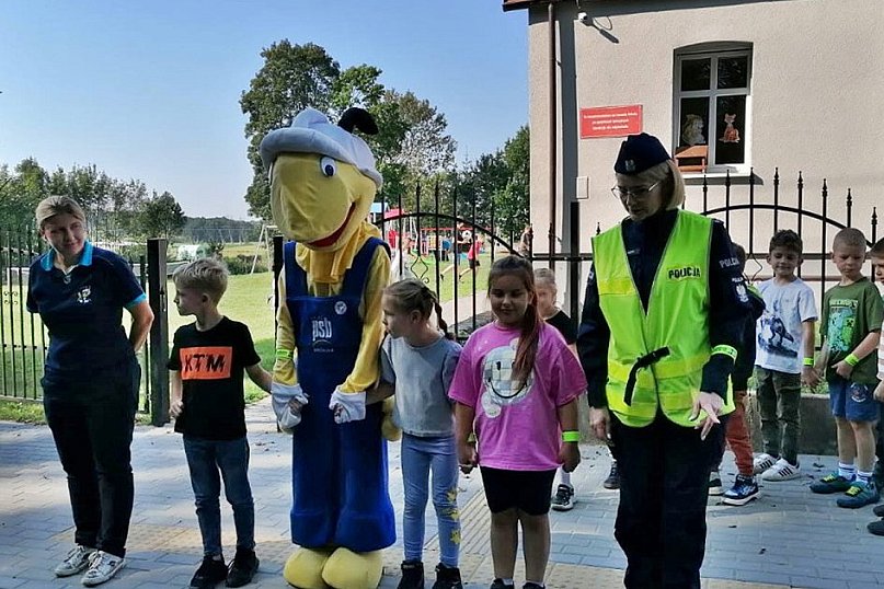 Runowo Krajeńskie - Policjantka i maskotka mrówka uczą najmłodszych zasad bezpieczeństwa w drodze do szkoły