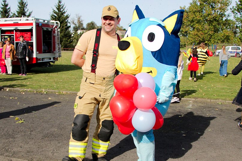 Gmina Wyrzysk - Piknik Integracyjny na boisku szkolnym w Falmierowie