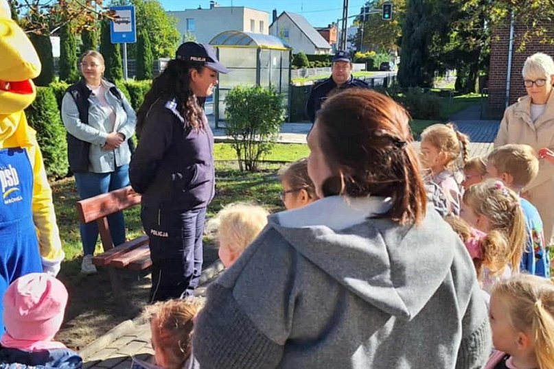 Bezpieczna droga do szkoły – działania policjantów z najmłodszymi uczniami