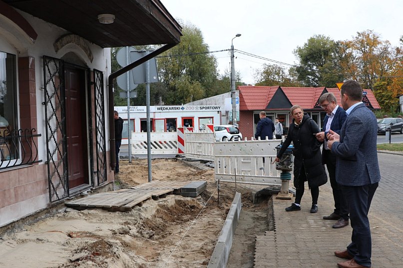 Wyrzysk: Trwają prace remontowe chodnika na ul. Przy Stawie