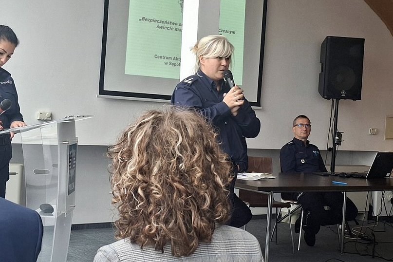 Sępólno Krajeńskie - Seniorzy wobec współczesnych zagrożeń – debata o bezpieczeństwie w świecie manipulacji oszustów